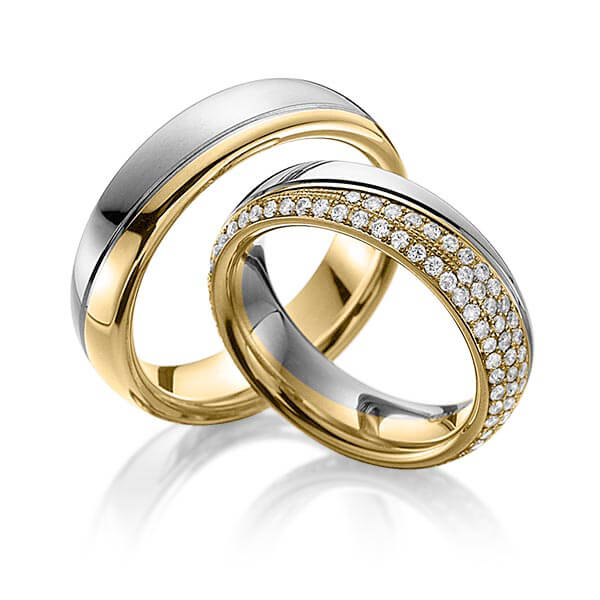 Set Bicolor Memoire-trouwringen in grijsgoud 14 kt. geelgoud 14 kt. volledig gezet met in totaal 0,85 ct. Briljant tw,vs van Eternal Touch