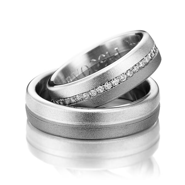 Set Bicolor Memoire-trouwringen in witgoud 14 kt. dark grey gold 14 kt. half gezet met in totaal 0,22 ct. Briljant tw/si van Steinberg