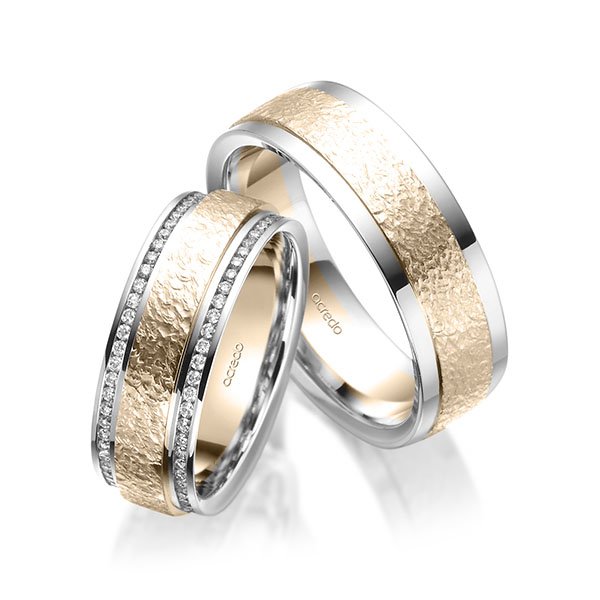 Set Bicolor Memoire-trouwringen in witgoud 14 kt. Signature Goud 585 , crushed volledig gezet met in totaal 0,59 ct. Briljant tw/si van acredo