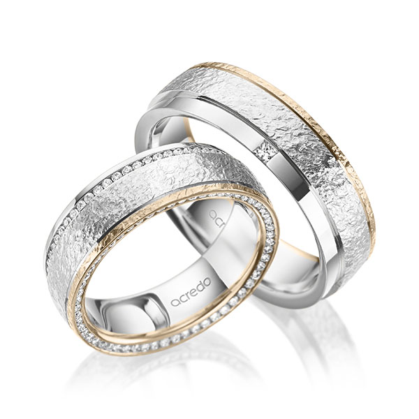 Set Bicolor Memoire-trouwringen in witgoud 14 kt. Signature Goud 585 , crushed volledig gezet met in totaal 0,6 ct. Briljant & Princess-Diamant tw/si van acredo
