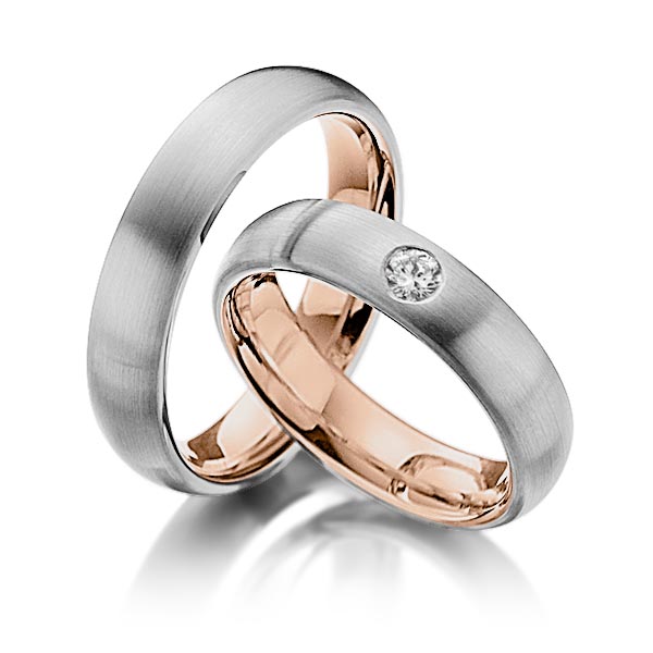 Set Bicolor trouwringen in buiten dark grey gold 14 kt. , binnen roodgoud 14 kt. met in totaal 0,17 ct. Briljant tw/si van Steinberg