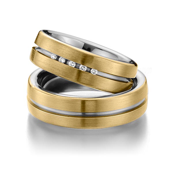 Set Bicolor trouwringen in buiten geelgoud 14 kt. , binnen dark grey gold 14 kt. met in totaal 0,075 ct. Briljant tw/si van Eternal Touch