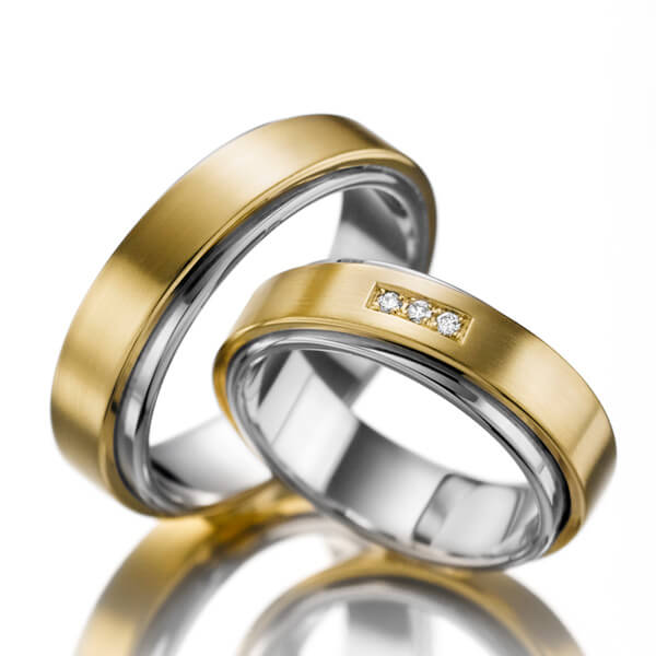 Set Bicolor trouwringen in buiten geelgoud 18 kt. , binnen platina 950 met in totaal 0,03 ct. Briljant tw/si van Eternal Touch