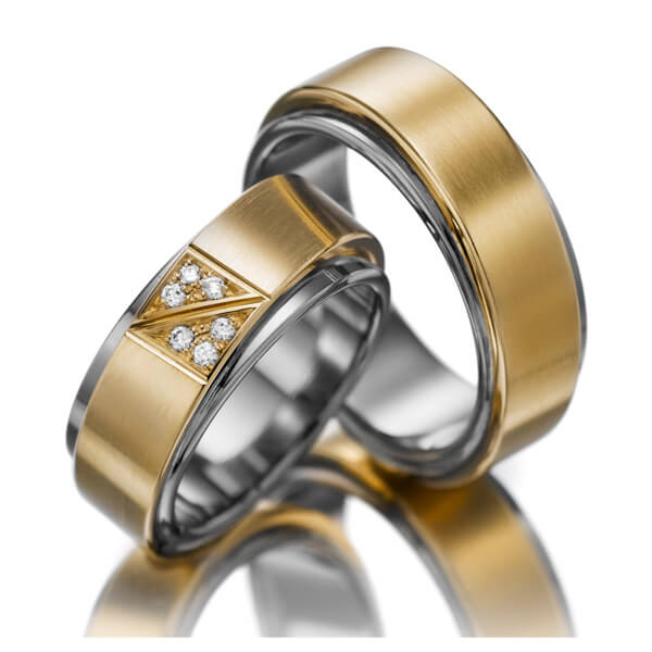 Set Bicolor trouwringen in buiten geelgoud 18 kt. , binnen platina 950 met in totaal 0,06 ct. Briljant tw/si van Eternal Touch