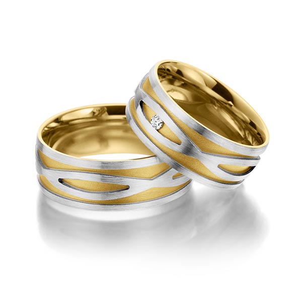 Set Bicolor trouwringen in buiten grijsgoud 14 kt. , binnen geelgoud 14 kt. met in totaal 0,04 ct. Briljant tw/si van Steinberg