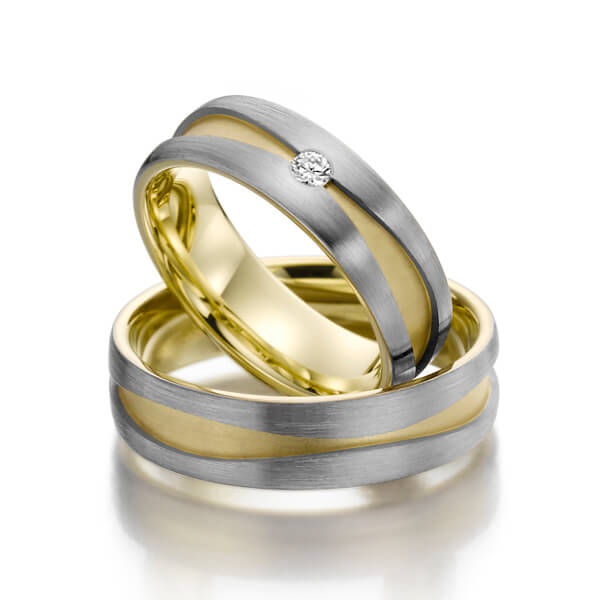 Set Bicolor trouwringen in buiten grijsgoud 14 kt. , binnen geelgoud 14 kt. met in totaal 0,05 ct. Briljant tw/si van Steinberg