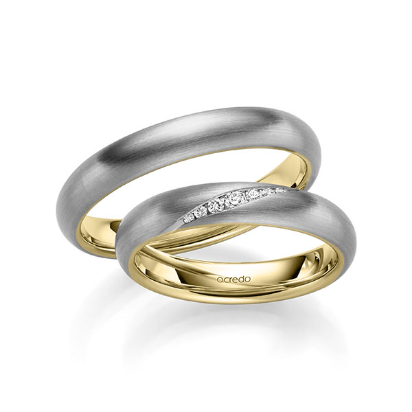 Set Bicolor trouwringen in buiten grijsgoud 14 kt. , binnen geelgoud 14 kt. met in totaal 0,081 ct. Briljant tw/si van acredo