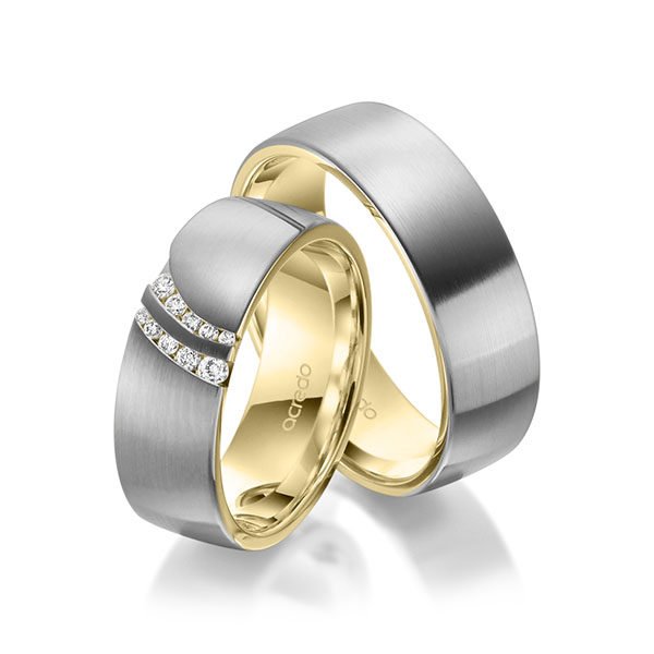 Set Bicolor trouwringen in buiten grijsgoud 14 kt. , binnen geelgoud 14 kt. met in totaal 0,116 ct. Briljant tw/si van acredo