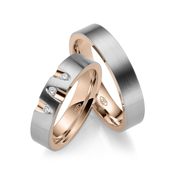 Set Bicolor trouwringen in buiten grijsgoud 14 kt. , binnen roodgoud 14 kt. met in totaal 0,09 ct. Briljant tw/si 