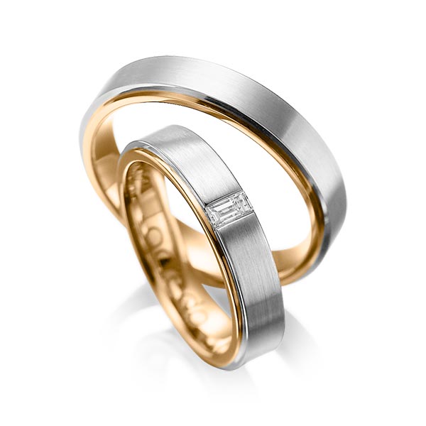 Set Bicolor trouwringen in buiten grijsgoud 14 kt. , binnen roségoud 14 kt. met in totaal 0,12 ct. Baguette-Diamant tw,vs van acredo