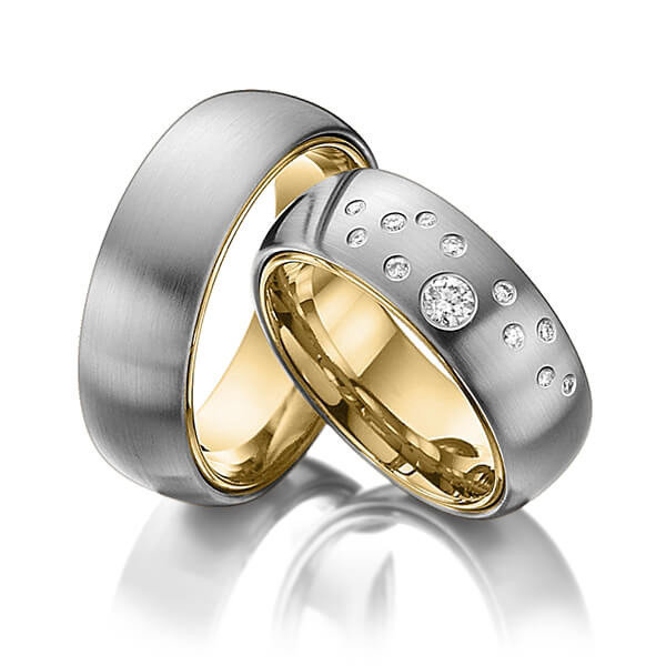 Set Bicolor trouwringen in buiten platina 950 , binnen geelgoud 18 kt. met in totaal 0,235 ct. Briljant tw/si van Steinberg