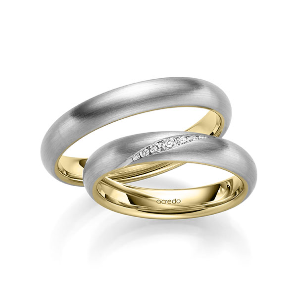 Set Bicolor trouwringen in buiten witgoud 14 kt. , binnen geelgoud 14 kt. met in totaal 0,081 ct. Briljant tw/si van acredo