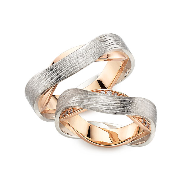 Set Bicolor trouwringen in buiten witgoud 14 kt. , binnen roodgoud 14 kt. met in totaal 0,054 ct. Briljant tw/si van Eternal Touch