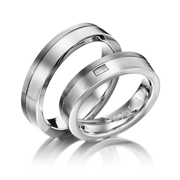 Set Bicolor trouwringen in dark grey gold 14 kt. witgoud 14 kt. met in totaal 0,06 ct. Baguette-Diamant tw,vs van Eternal Touch