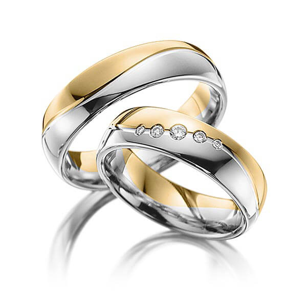 Set Bicolor trouwringen in geelgoud 14 kt. 600 Platinahoudend metaal (60%) met in totaal 0,09 ct. Briljant tw/si van Steinberg