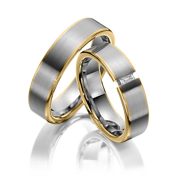 Set Bicolor trouwringen in geelgoud 14 kt. dark grey gold 14 kt. met in totaal 0,05 ct. Baguette-Diamant tw,vs van Eternal Touch