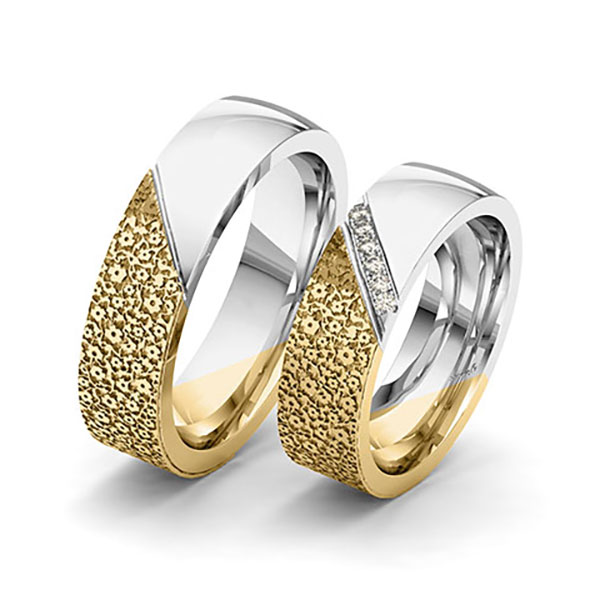 Set Bicolor trouwringen in geelgoud 14 kt. grijsgoud 14 kt. Laser Structuur met in totaal 0,06 ct. Briljant tw/si van Eternal Touch