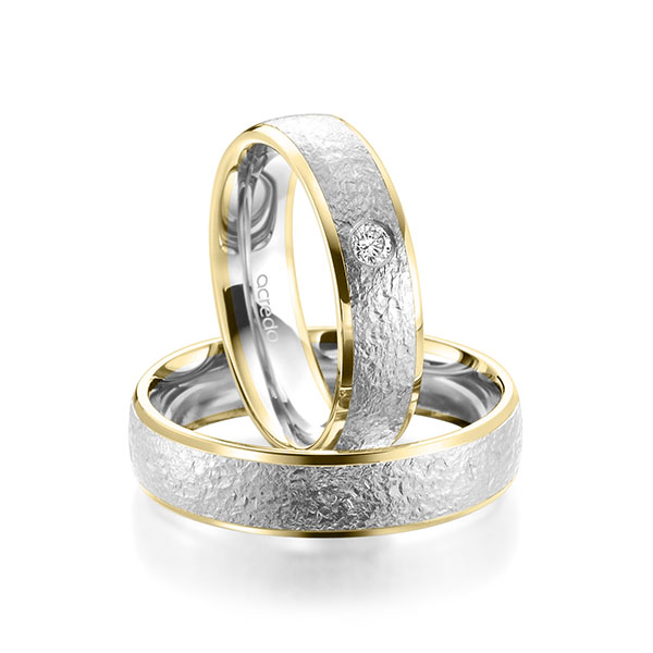 Set Bicolor trouwringen in geelgoud 14 kt. witgoud 14 kt. , crushed met in totaal 0,08 ct. Briljant tw/si van acredo - A-1961-10 Set Bicolor trouwringen in geelgoud 14 kt. witgoud 14 kt. , crushed met in totaal 0,08 ct. Briljant tw/si van acredo - A-1961-10