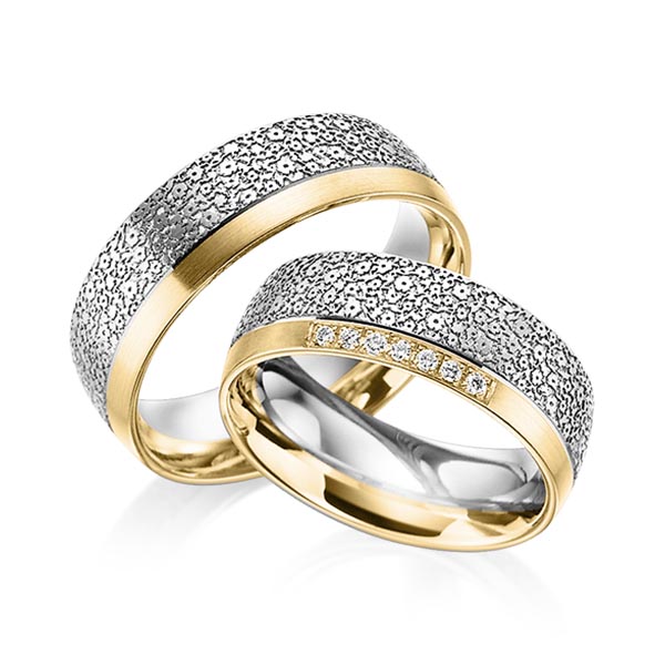 Set Bicolor trouwringen in geelgoud 14 kt. witgoud 14 kt. Laser Structuur met in totaal 0,07 ct. Briljant tw/si van Eternal Touch