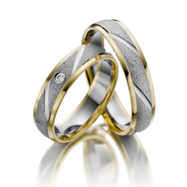 Set Bicolor trouwringen in geelgoud 14 kt. witgoud 14 kt. met in totaal 0,02 ct. Briljant tw/si 