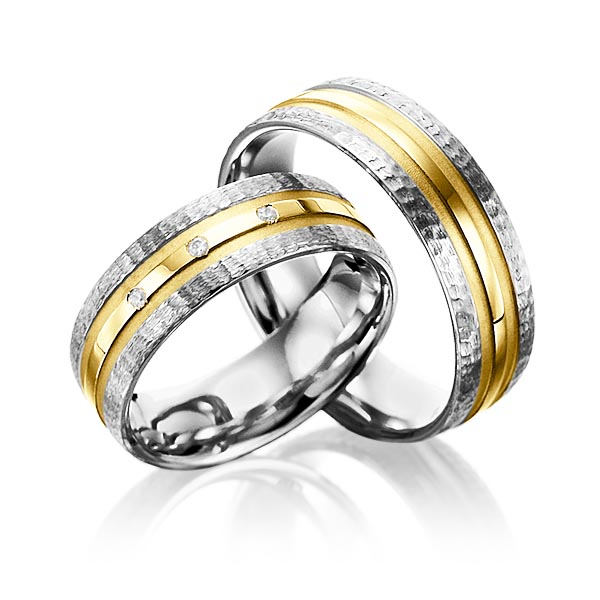 Set Bicolor trouwringen in grijsgoud 14 kt. geelgoud 14 kt. hamerslag, met in totaal 0,03 ct. Briljant tw/si van Merii