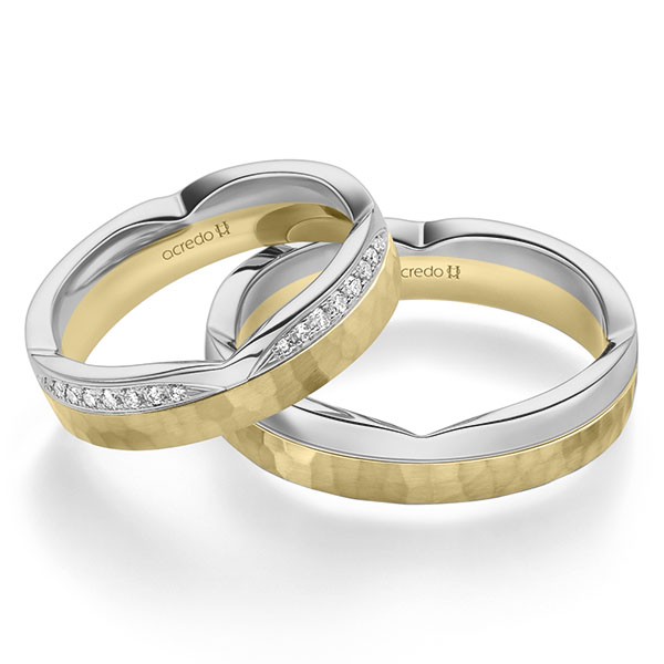 Set Bicolor trouwringen in grijsgoud 14 kt. geelgoud 14 kt. , hamerslag met in totaal 0,128 ct. Briljant tw/si van acredo