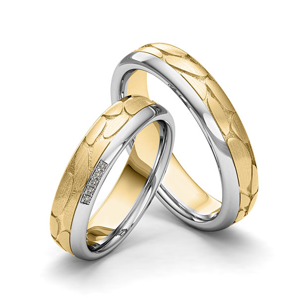 Set Bicolor trouwringen in grijsgoud 14 kt. geelgoud 14 kt. Laser Structuur met in totaal 0,025 ct. Briljant tw/si van Eternal Touch