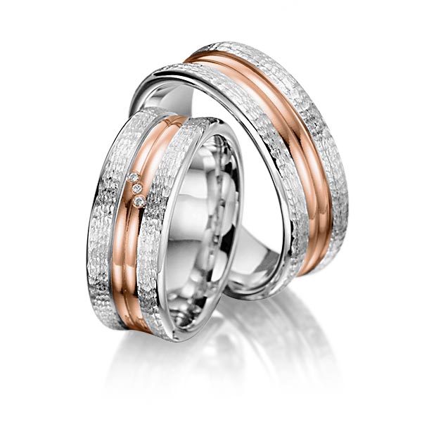 Set Bicolor trouwringen in grijsgoud 14 kt. roodgoud 14 kt. hamerslag, met in totaal 0,015 ct. Briljant tw/si van Merii