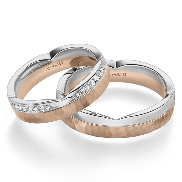 Set Bicolor trouwringen in grijsgoud 14 kt. roodgoud 14 kt. , hamerslag met in totaal 0,128 ct. Briljant tw/si van acredo