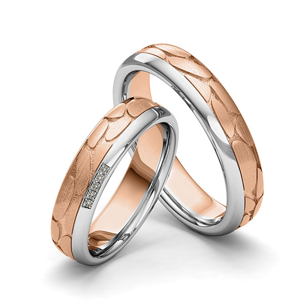 Set Bicolor trouwringen in grijsgoud 14 kt. roodgoud 14 kt. Laser Structuur met in totaal 0,025 ct. Briljant tw/si van Eternal Touch