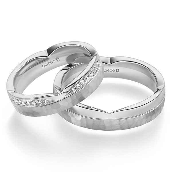 Set Bicolor trouwringen in grijsgoud 14 kt. witgoud 14 kt. , hamerslag met in totaal 0,128 ct. Briljant tw/si van acredo