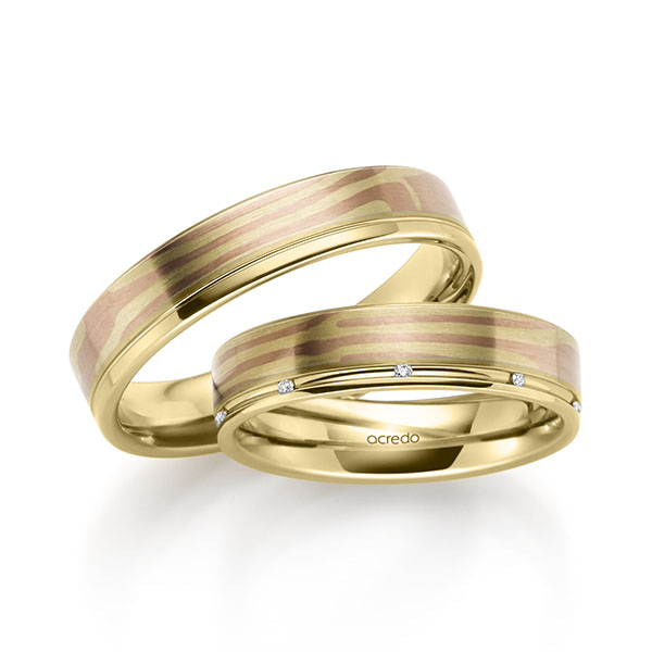 Set Bicolor trouwringen in inside geelgoud 14 kt. , outside geelgoud 14 kt. groengoud, roodgoud 14 kt. met in totaal 0,045 ct. Briljant tw,vs van acredo