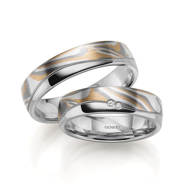 Set Bicolor trouwringen in inside grijsgoud 14 kt. , outside grijsgoud 14 kt. geelgoud 916, zilver 925, palladium 500 met in totaal 0,023 ct. Briljant tw,vs van acredo