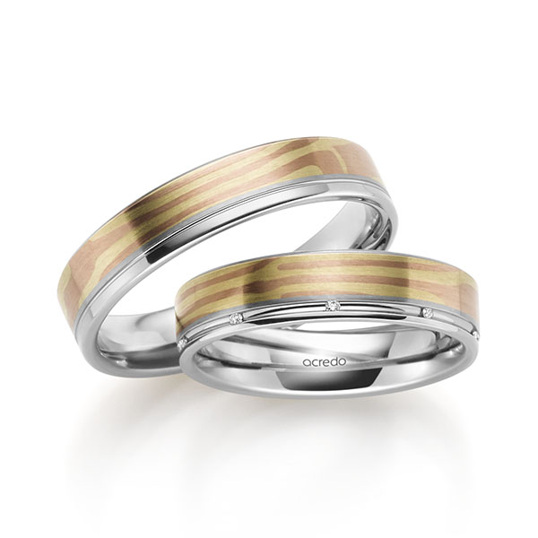 Set Bicolor trouwringen in inside grijsgoud 14 kt. , outside grijsgoud 14 kt. groengoud, roodgoud 14 kt. met in totaal 0,045 ct. Briljant tw,vs van acredo
