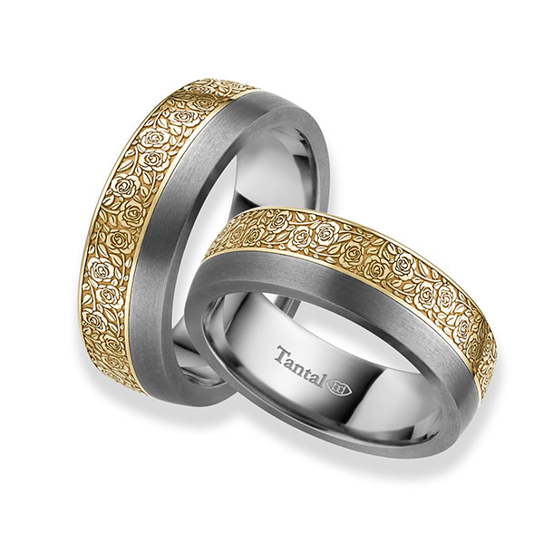 Set Bicolor trouwringen in inside Tantalum , outside geelgoud 14 kt. Tantalum Laser Structuur 