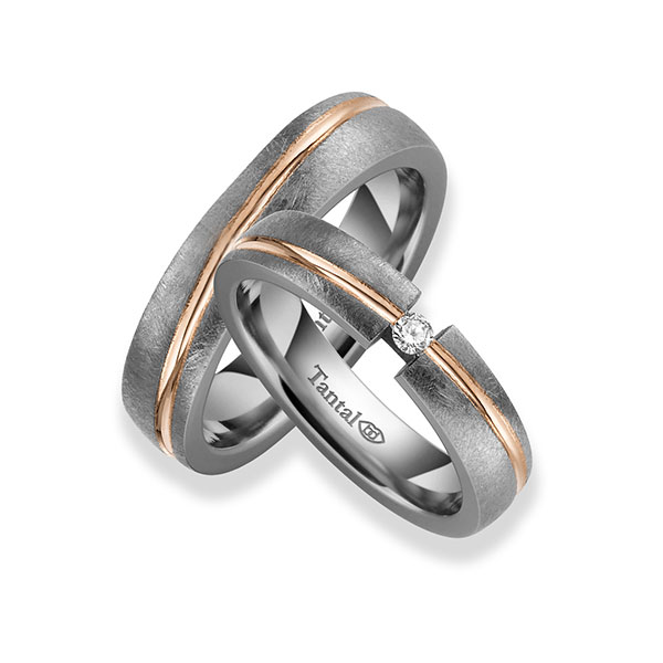 Set Bicolor trouwringen in inside Tantalum , outside Tantalum roodgoud 14 kt. met in totaal 0,06 ct. Briljant tw/si 