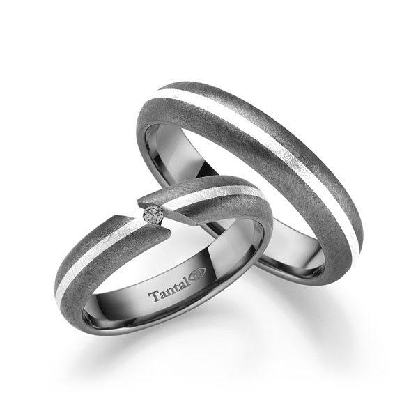 Set Bicolor trouwringen in inside Tantalum , outside Tantalum witgoud 14 kt. met in totaal 0,05 ct. Briljant tw/si 
