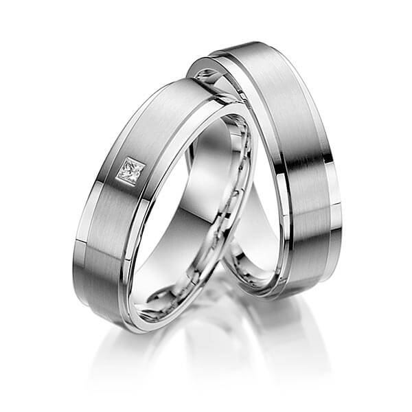 Set Bicolor trouwringen in inside witgoud 14 kt. , outside witgoud 14 kt. dark grey gold 14 kt. met in totaal 0,03 ct. Princess-Diamant tw,vs van acredo