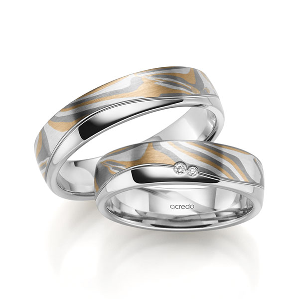 Set Bicolor trouwringen in inside witgoud 14 kt. , outside witgoud 14 kt. geelgoud 916, zilver 925, palladium 500 met in totaal 0,023 ct. Briljant tw,vs van acredo