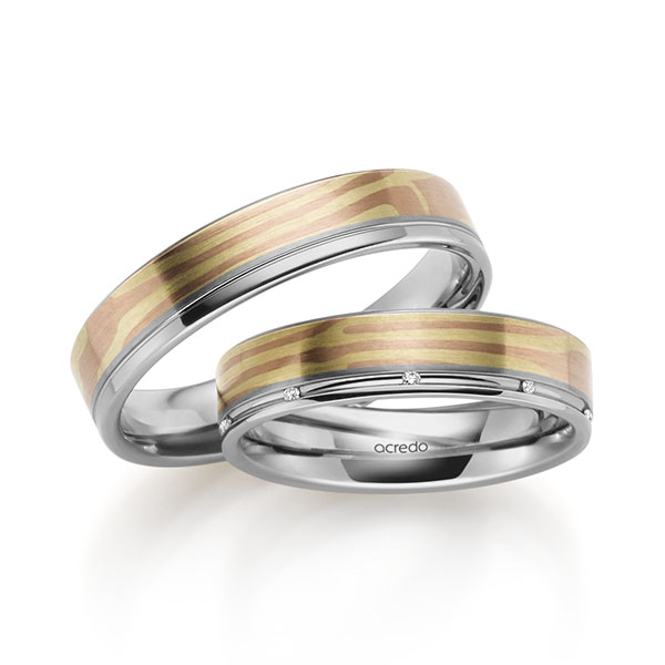 Set Bicolor trouwringen in inside witgoud 14 kt. , outside witgoud 14 kt. groengoud, roodgoud 14 kt. met in totaal 0,045 ct. Briljant tw,vs van acredo