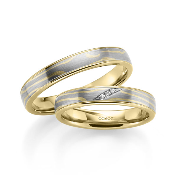 Set Bicolor trouwringen in Mokume Gane groengoud, grijsgoud 14 kt. Basis-Ring geelgoud 14 kt. met in totaal 0,015 ct. Briljant tw,vs van acredo