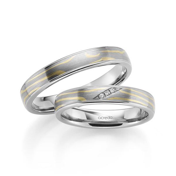 Set Bicolor trouwringen in Mokume Gane groengoud, grijsgoud 14 kt. Basis-Ring witgoud 14 kt. met in totaal 0,015 ct. Briljant tw,vs van acredo
