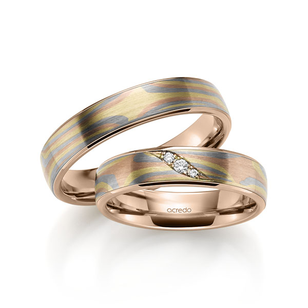 Set Bicolor trouwringen in Mokume Gane groengoud, roodgoud 14 kt., grijsgoud 14 kt. Basis-Ring roodgoud 14 kt. met in totaal 0,035 ct. Briljant tw,vs van acredo