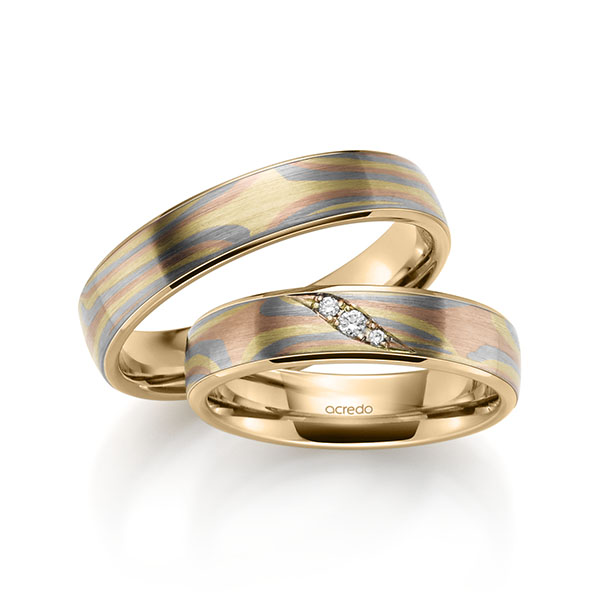Set Bicolor trouwringen in Mokume Gane groengoud, roodgoud 14 kt., grijsgoud 14 kt. Basis-Ring roségoud 14 kt. met in totaal 0,035 ct. Briljant tw,vs van acredo