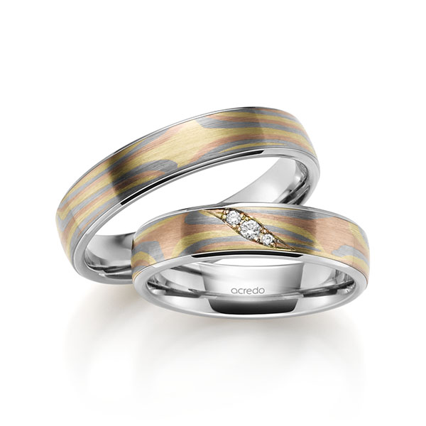 Set Bicolor trouwringen in Mokume Gane groengoud, roodgoud 14 kt., grijsgoud 14 kt. Basis-Ring witgoud 14 kt. met in totaal 0,035 ct. Briljant tw,vs van acredo