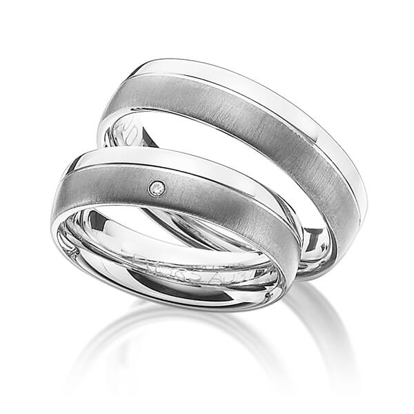 Set Bicolor trouwringen in palladium 14 kt. wit 9 kt. goudhoudend metaal (37,5%) met in totaal 0,008 ct. Briljant tw/si van Merii