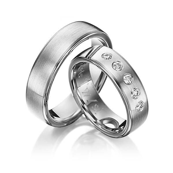 Set Bicolor trouwringen in ring dark grey gold 14 kt. inlay dark grey gold 14 kt. met in totaal 0,25 ct. Briljant tw/si van Eternal Touch - Y-1154-18 Set Bicolor trouwringen in ring dark grey gold 14 kt. inlay dark grey gold 14 kt. met in totaal 0,25 ct. Briljant tw/si van Eternal Touch - Y-1154-18