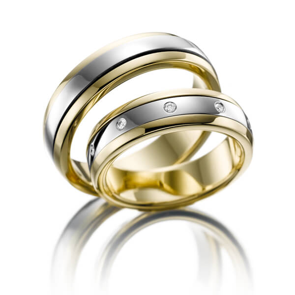 Set Bicolor trouwringen in ring geelgoud 14 kt. inlay grijsgoud 14 kt. met in totaal 0,25 ct. Briljant tw/si van Eternal Touch