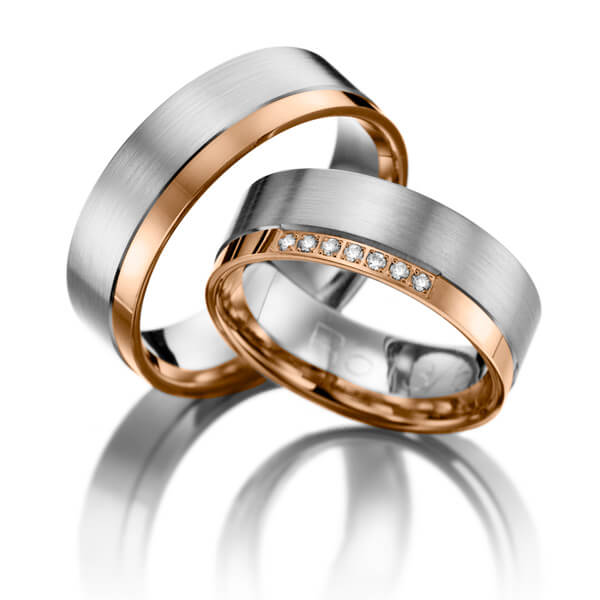 Set Bicolor trouwringen in rood 9 kt. goudhoudend metaal (37,5%) wit 9 kt. goudhoudend metaal (37,5%) met in totaal 0,07 ct. Briljant tw/si 