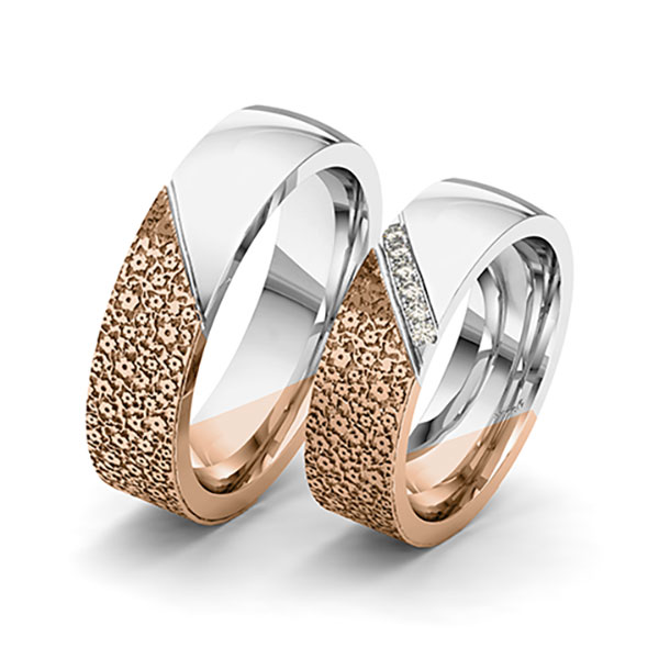 Set Bicolor trouwringen in roodgoud 14 kt. grijsgoud 14 kt. Laser Structuur met in totaal 0,06 ct. Briljant tw/si van Eternal Touch - Y-1386-9 Set Bicolor trouwringen in roodgoud 14 kt. grijsgoud 14 kt. Laser Structuur met in totaal 0,06 ct. Briljant tw/si van Eternal Touch - Y-1386-9